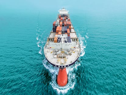 Vista aérea de un barco portacontenedores en el puerto de Tailandia.