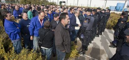 Concentración de extrabajadores de Delphi ante la factoría en 2012.