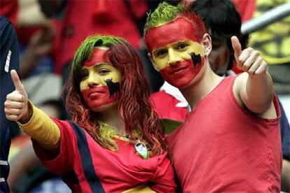 Dos aficionados españoles ayer en el estadio de Hannover.