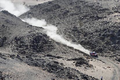 Giniel de Villiers y Alex Haro Bravo durante la primera etapa del Dakar.