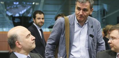 El comisario de Asuntos Econ&oacute;micos, Pierre Moscovici (i), conversa con el ministro giego de Finanzas, Euclides Tsakalotos (c) y el vicepresidente de la CE para el Euro, Valdis Dombrovskis (d) durante la &uacute;ltima reuni&oacute;n del Eurogrupo celebrada en Bruselas.