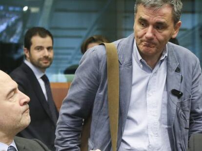 El comisario de Asuntos Econ&oacute;micos, Pierre Moscovici (i), conversa con el ministro giego de Finanzas, Euclides Tsakalotos (c) y el vicepresidente de la CE para el Euro, Valdis Dombrovskis (d) durante la &uacute;ltima reuni&oacute;n del Eurogrupo celebrada en Bruselas.