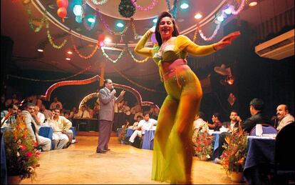 Exhibición de baile en el cabaret Sheherazade, en El Cairo (Egipto).