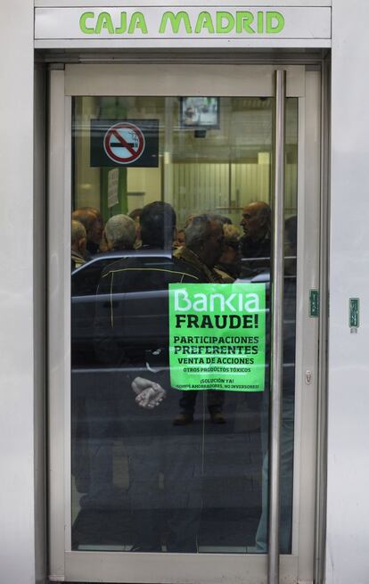 Puerta de entrada de la sucursal de Bankia de la Gran Vía ocupada por un grupo de afectados de las preferentes.