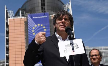 Carles Puigdemont y Quim Torra, ante el edificio de la Comisión Europea, en Bruselas.