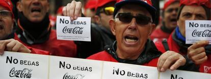 Trabajadores de Coca-Cola protestan contra el ERE el año pasado.