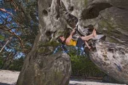 Una escaladora practicando 'búlder' en el bosque de Fontainebleau.