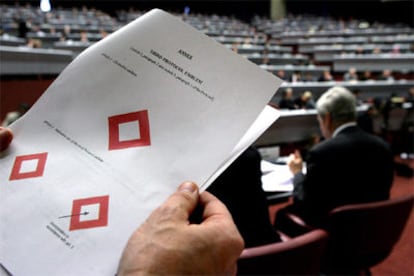 Un delegado muestra el nuevo emblema, 'Cristal Rojo', durante la conferencia de los Estados signatarios de las Convenciones de Ginebra celebrada en el Centro Internacional de Conferencias de Ginebra.