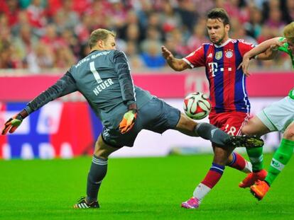 Bernat y Neuer pugnan por el balón, ante la mirada de De Bruyne.