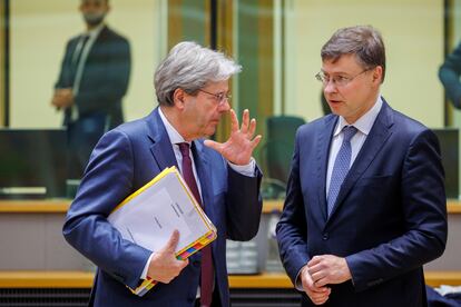 El comisario de Economía, Paolo Gentiloni (izquierda), hablaba en mayo con el vicepresidente de la Comisión, Valdis Dombrovskis.