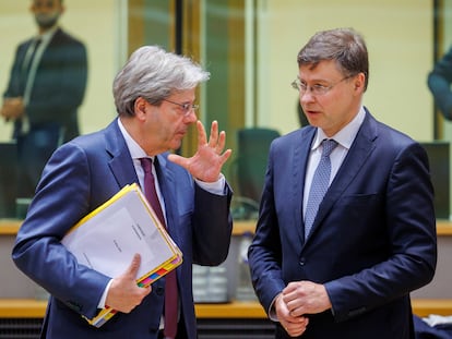 El comisario de Economía, Paolo Gentiloni (izquierda), hablaba en mayo con el vicepresidente de la Comisión, Valdis Dombrovskis.