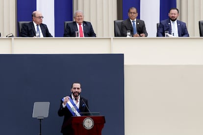 Nayib Bukele, pronuncia su discurso de investidura en la Plaza Barrios en San Salvador, en junio de 2019. Sobre él, Salvador Sánchez Cerén, el presidente saliente, y miembros de su gabinete. 