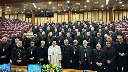 El Papa posa este martes en el Vaticano con los miembros de la Conferencia Episcopal Española, en una imagen subida a X por su presidente, el cardenal Omella.