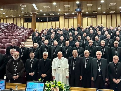 El Papa posa este martes en el Vaticano con los miembros de la Conferencia Episcopal Española, en una imagen subida a X por su presidente, el cardenal Omella.