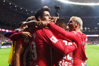 Álvaro Morata celebra con sus compañeros la consecución del tercer gol del Atlético.