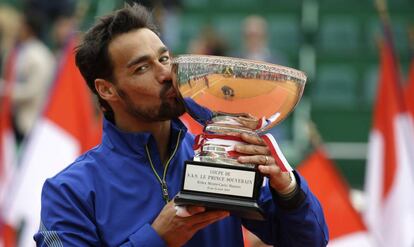 Fognini posa con el título de campeón en Montecarlo.