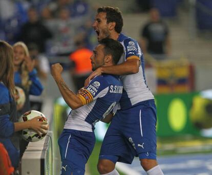 Sergio García celebra un gol con Stuani. 