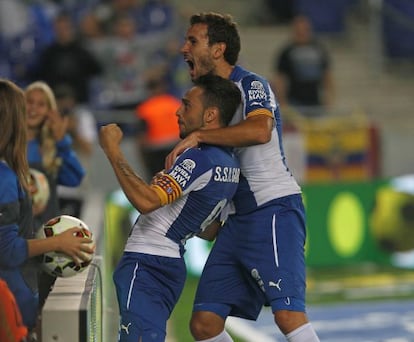 Sergio García celebra un gol con Stuani. 