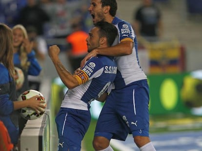 Sergio García celebra un gol con Stuani. 