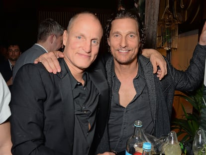 Woody Harrelson y Matthew McConaughey en la fiesta de inauguración del bar The Parrot en The Waldorf Hilton en Londres en el año 2018.