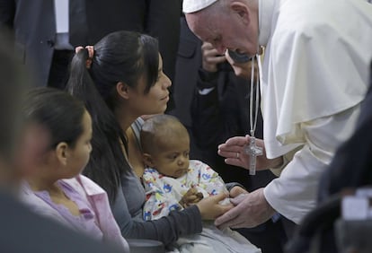 El Papa agradeció a las familias, enfermeras, doctores y todos los trabajadores del hospital por cuidar de los niños enfermos.