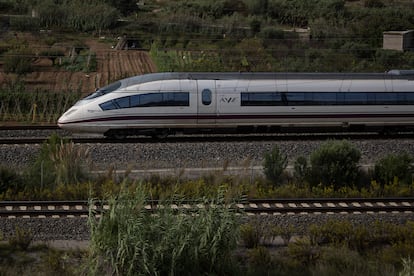 Un tren de alta velocidad AVE circula por las afueras de El Papiol.