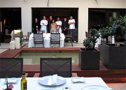 El equipo de Goizeko & Dalli's, en el patio del restaurante, uno de los espacios proyectados por M. Villarroel y Pedro Peña.