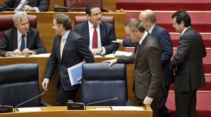 El presidente Alberto Fabra entra en las Cortes acompa&ntilde;ado de algunos consejeros. 