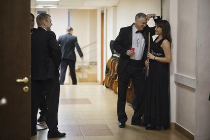 Miembros de la Orquesta Filarmónica de Novosibirsk bromean antes de una actuación.