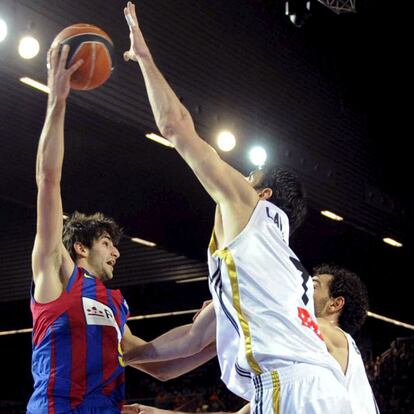 Ricky Rubio intenta un pase frente a Lavrinovic y Garbajosa.