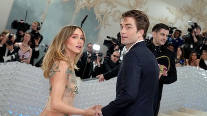 Suki Waterhouse y Robert Pattinson en la alfombra roja de la Met Gala, el 1 de mayo de 2023 en la ciudad de Nueva York.