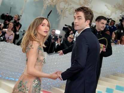 Suki Waterhouse y Robert Pattinson en la alfombra roja de la Met Gala, el 1 de mayo de 2023 en la ciudad de Nueva York.