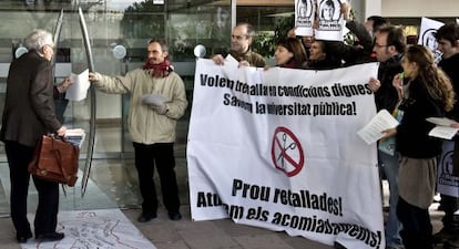 Profesores de la UAB protestan contra los recorte.