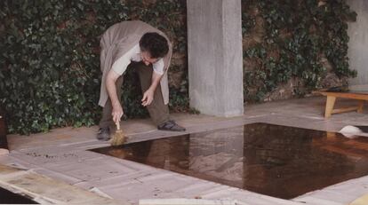 Tàpies preparando una de las planchas en Campins, en 1990.