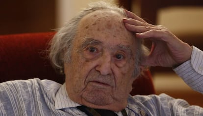 El escritor Rafael Sánchez Ferlosio en su casa de Madrid en 2015.