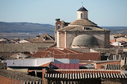 La mole del convento de concepcionistas franciscanas sobresale en La Puebla de Montalbán (Toledo).