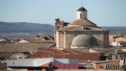 La mole del convento de concepcionistas franciscanas sobresale en La Puebla de Montalbán (Toledo).