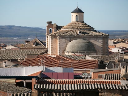 La mole del convento de concepcionistas franciscanas sobresale en La Puebla de Montalbán (Toledo).