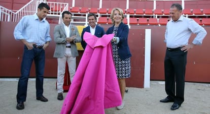 Visita de Esperanza Aguirre a la Escuela de Tauromaquia Marcial Lalanda.