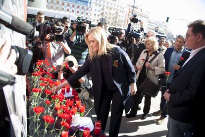 La presidenta de la Comunidad de Madrid, Cristina Cifuentes (centro), y la alcaldesa de la capital, Manuela Carmena (segunda por la derecha), durante la ofrenda floral en el homenaje en recuerdo de las víctimas de los atentados del 11-M, en la estación de Atocha.