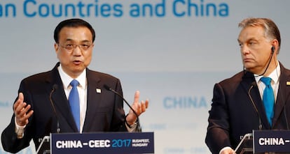 El primer ministro chino, Li Keqiang, y su hom&oacute;logo h&uacute;ngaro, Viktor Orb&aacute;n, se dirigen a la prensa en el marco de la cumbre 16+1.