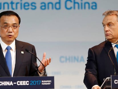 El primer ministro chino, Li Keqiang, y su hom&oacute;logo h&uacute;ngaro, Viktor Orb&aacute;n, se dirigen a la prensa en el marco de la cumbre 16+1.