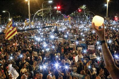 Manifestación en Barcelona contra el arresto de los dos líderes separatistas catalanes, Jordi Sánchez y Jordi Cuixart.