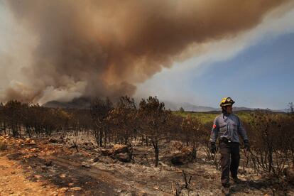 Un bombero trabaja en las labores de extinción del incendio, el 16 de mayo.