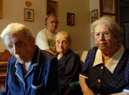 Dolores, Concha y Rosario Benavides (de izquierda a derecha), en el salón de su casa.