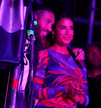 El futbolista Sergio Ramos y su esposa, Pilar Rubio, en el 'backstage'.