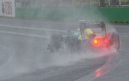 Al piloto de la escuderia Caterham, Charles Pic se le va el coche debido a la lluvia.