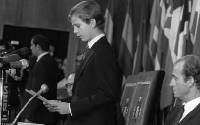 Felipe VI, en 1981, a los 13 años, pronuncia en Oviedo su primer discurso público con motivo de la entrega de la primera edición de los premios Príncipes de Asturias. 