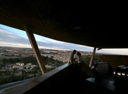 Las escaleras mecánicas de los arquitectos Lapeña y Torres, del año 2000, salvan un desnivel de 36 metros y facilitan el acceso a la parte alta de la ciudad.