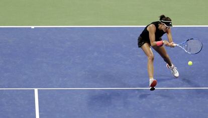 Muguruza devuelve la pelota durante el partido contra Muchova en Nueva York.